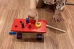 大工さんというおもちゃで遊ぶ子ども