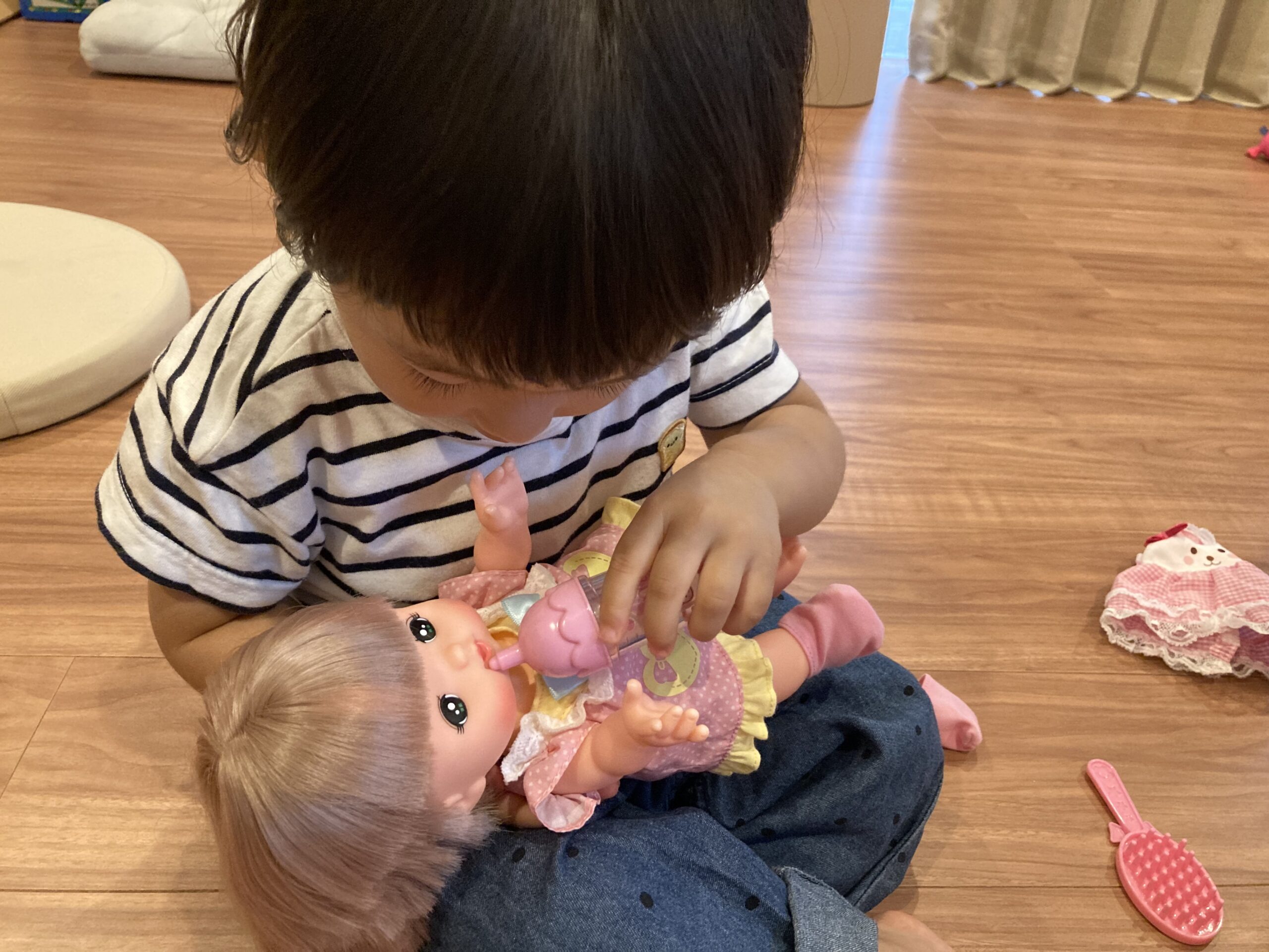 人形で遊ぶ1歳児