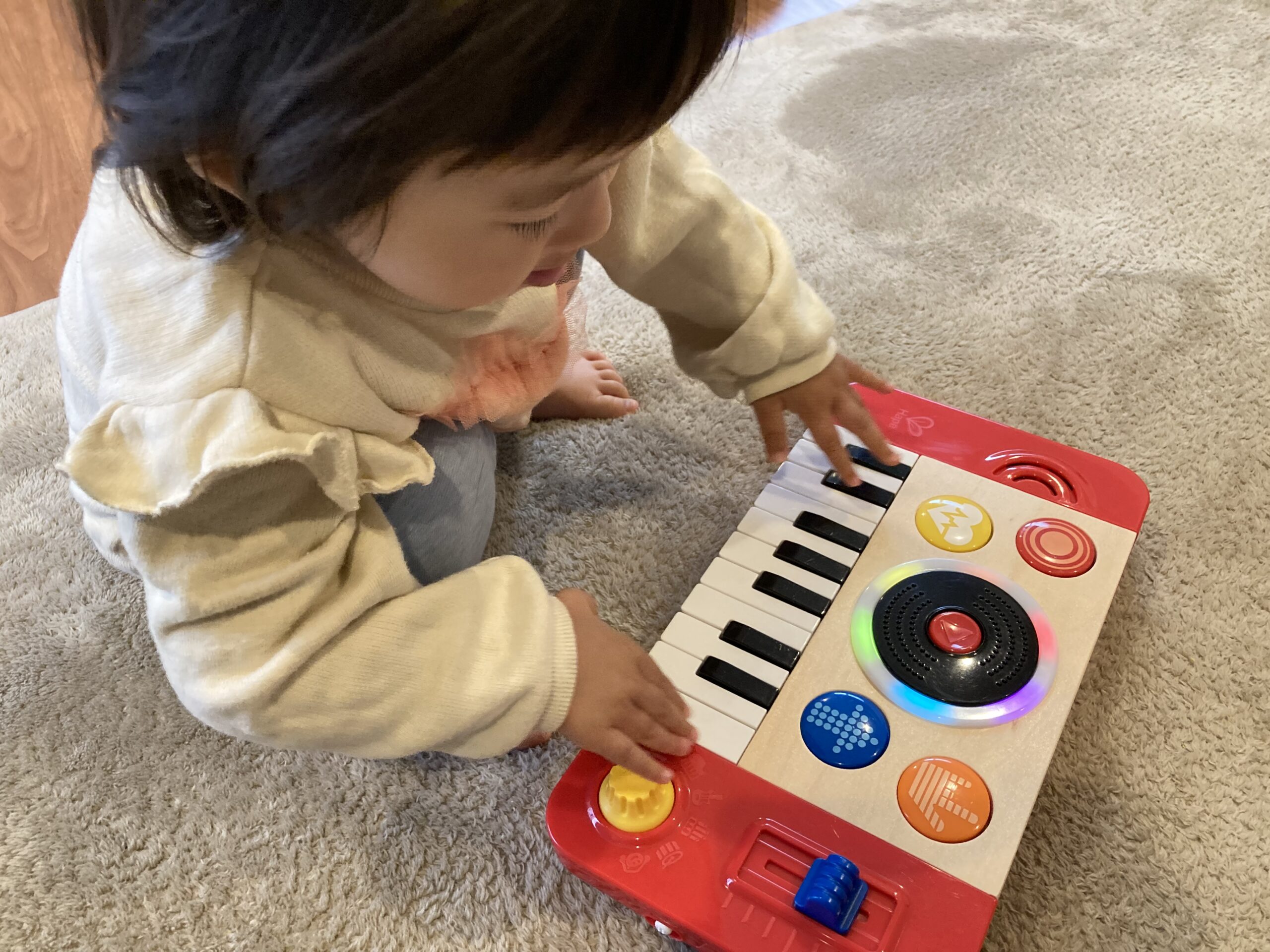 ピアノのおもちゃで遊ぶ2歳児