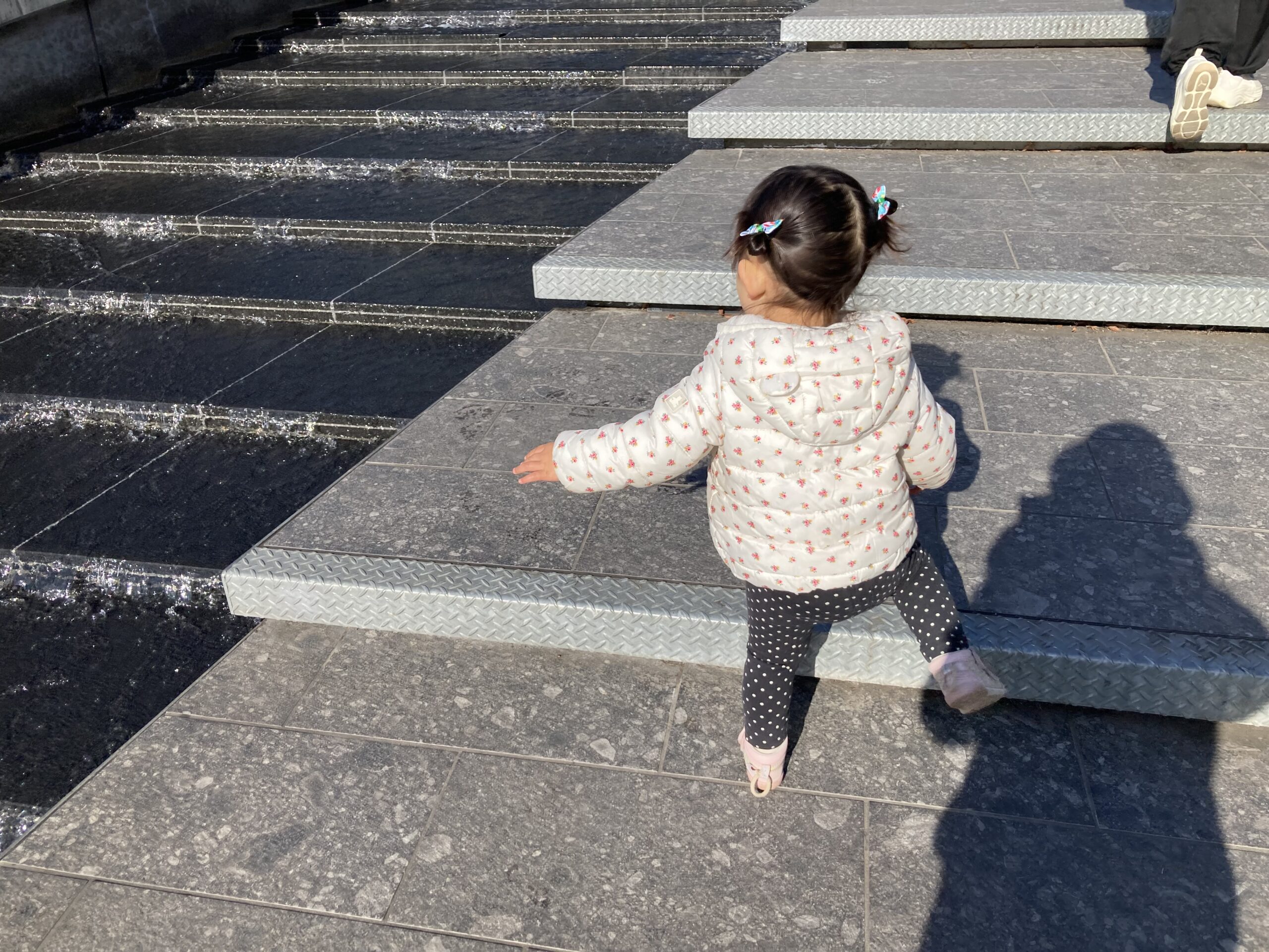 階段を登る2歳児