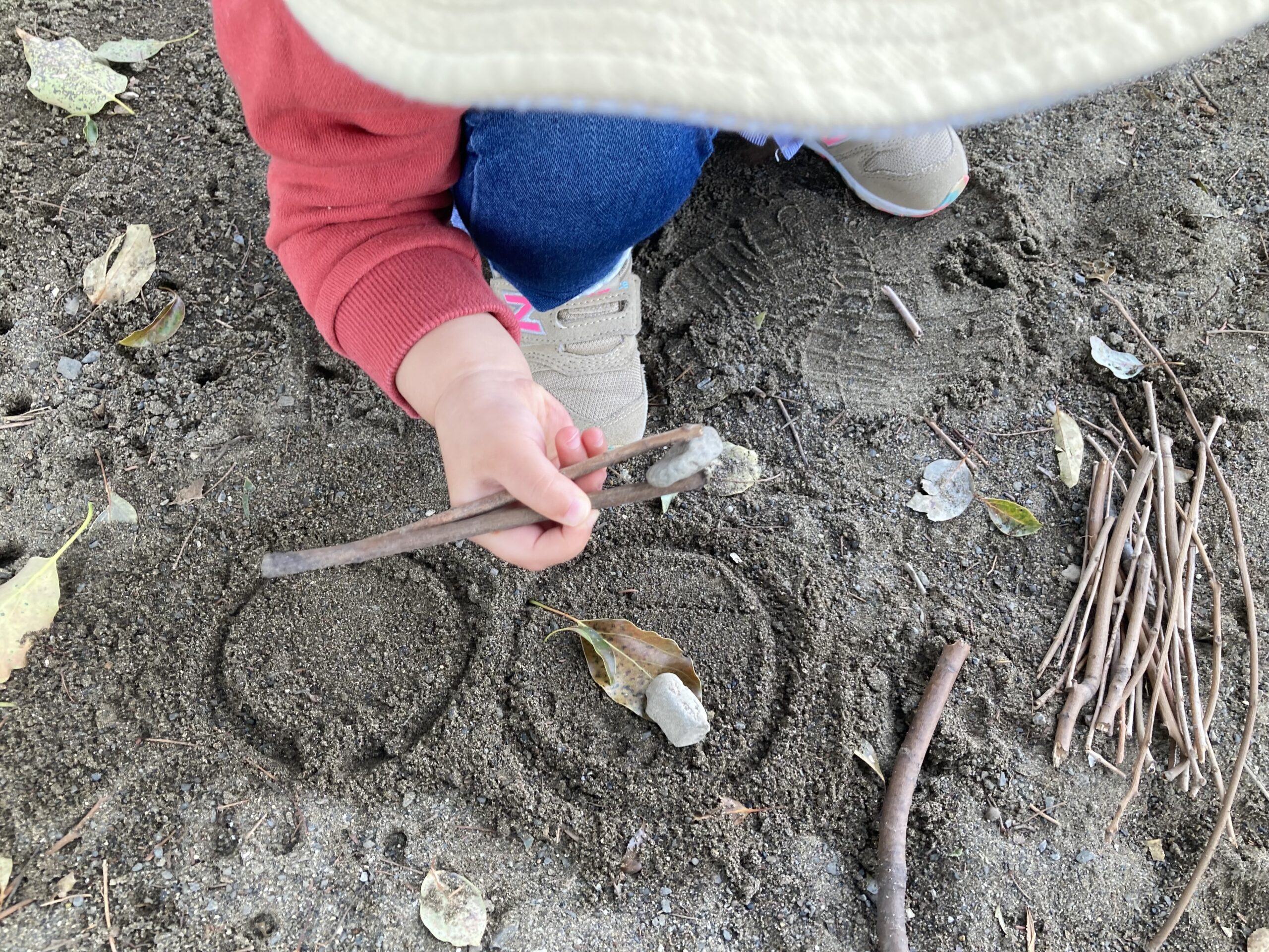 砂場で遊ぶ2歳児