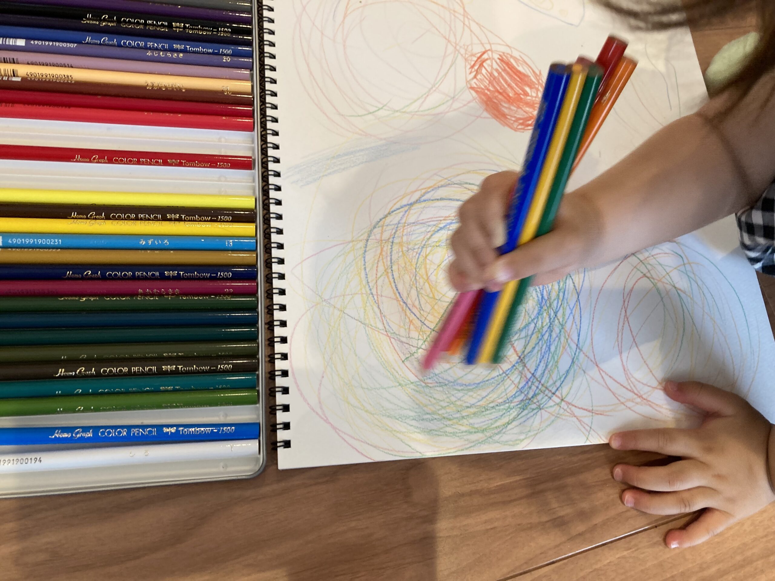 色鉛筆でお絵描きする2歳児