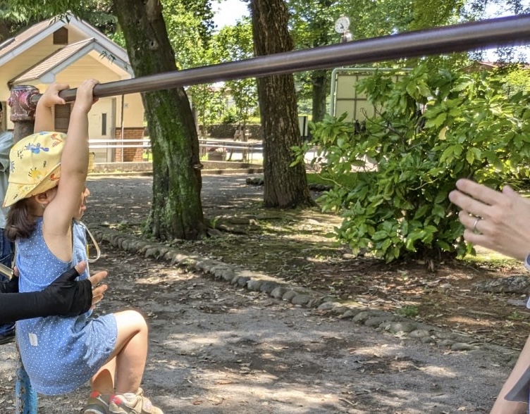 鉄棒にぶら下がる子ども