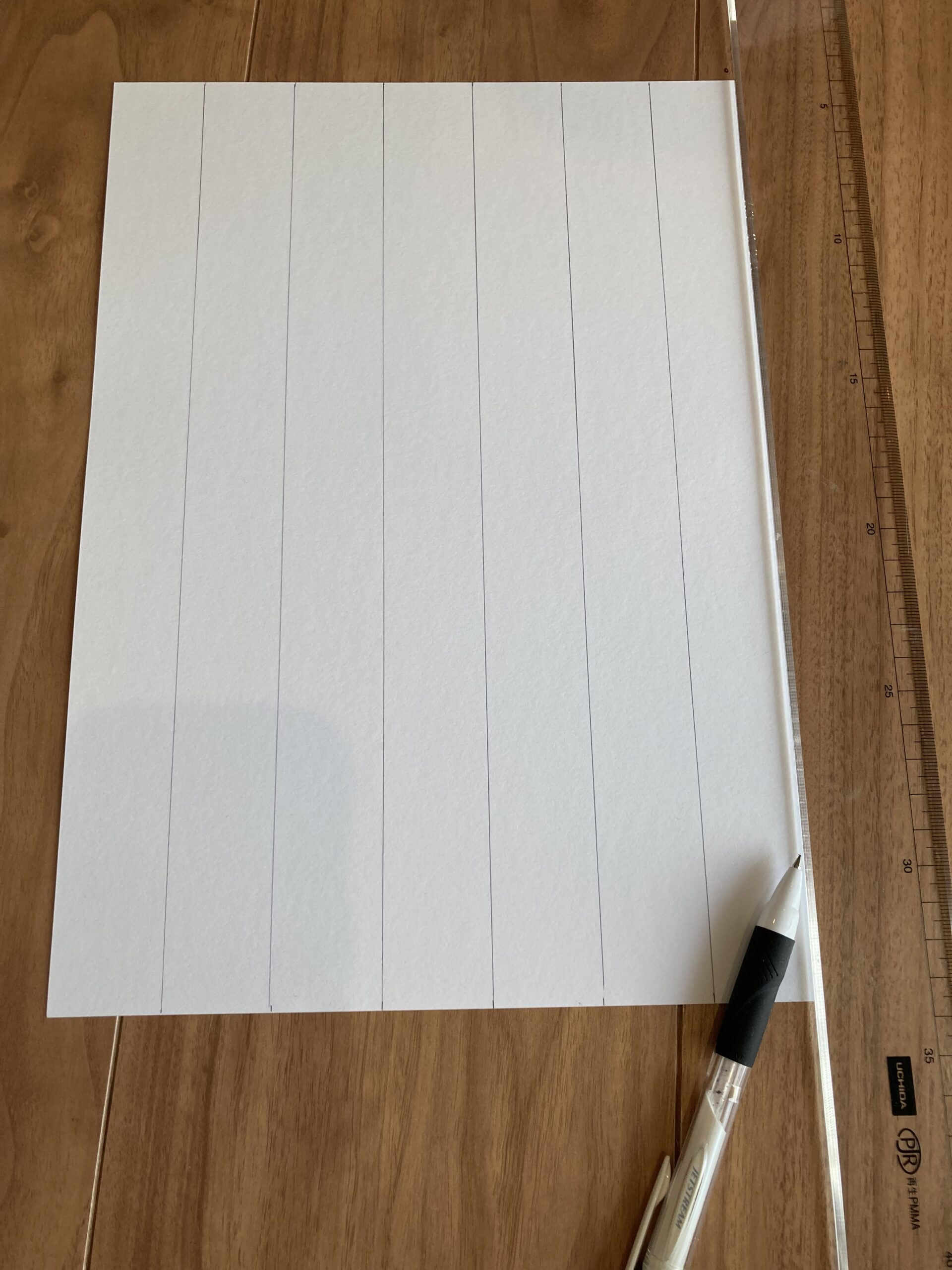 線を引いた画用紙