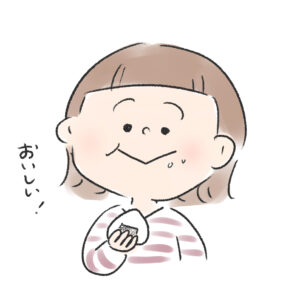 おやつを食べる女の子